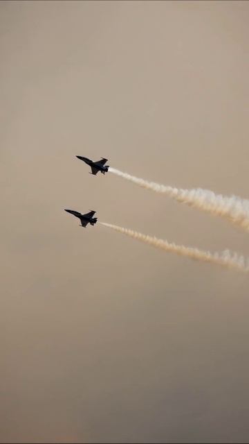 Летящие в облаках: потрясающие маневры истребителей #авиация #истребители #маневры