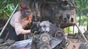 Вьетнамская девушка "ремонтирует" джип