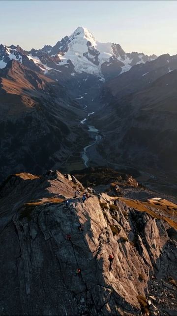 Покорение гор: фантастический путь к вершине #горныйалпинизм #приключения #природа