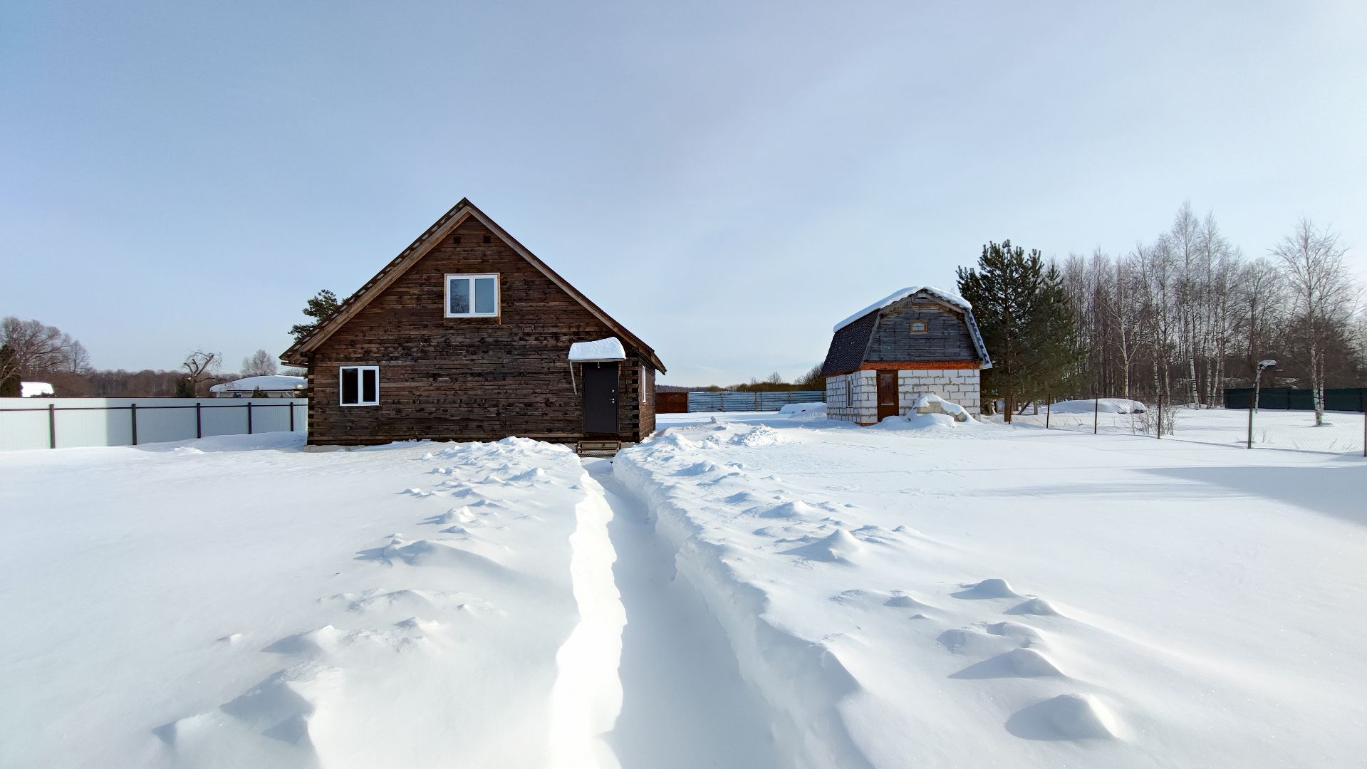 Дом в деревне Тишинка