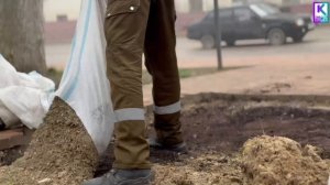 В Керчи рядом с остановкой «Улица Ленина» восстанавливают тротуарную плитку