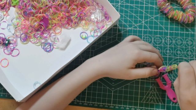 делаю браслет из резинок