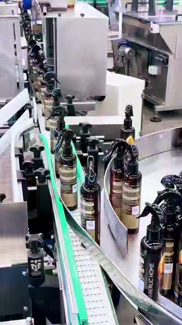 Заглянули на наш новый завод косметики для дома, чтобы показать вам, как рождается атмосфера!