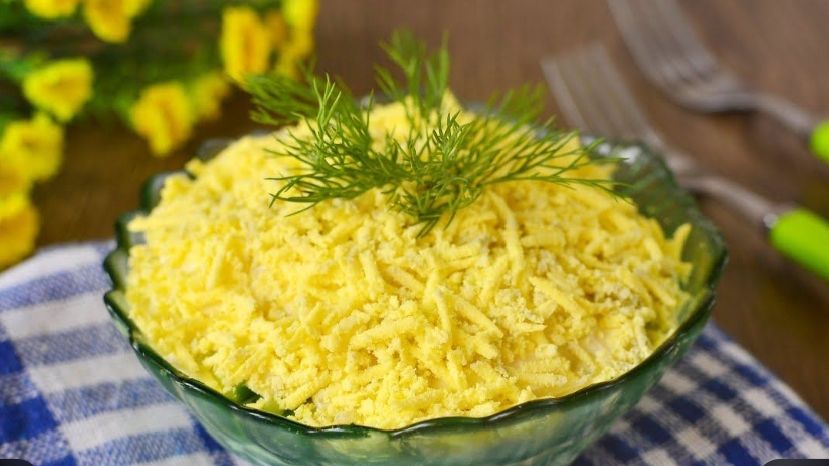 Слоеный салат с картофелем, сыром и яйцом. Очень вкусный.