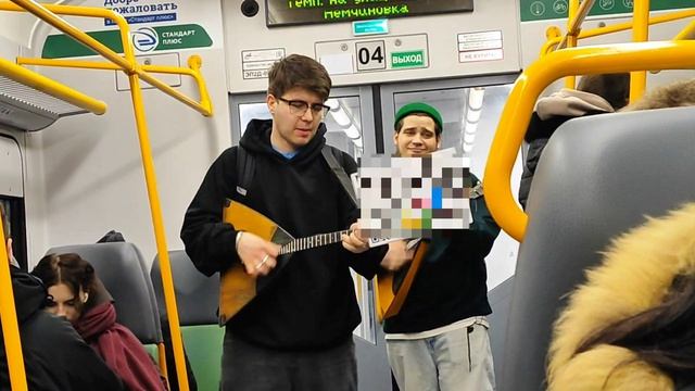 Виртуозная игра на балалайке в электричке - дуэт balalaikes