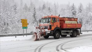 Засыпанные снегом трассы и огромные сугробы: Хорватию накрыл мощнейший снегопад