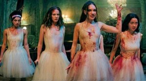 Балерины попадают в МЯСОРУБКУ в странной ГОСТИНИЦЕ, где все жильцы являются ПРЕСТУПНИКАМИ [пересказ]