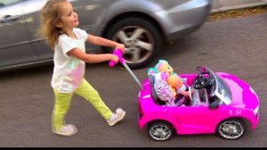 Катя и её куклы на прогулке