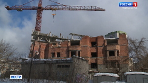 Подростки нашли опасное увлечение в заброшенном здании в центре Новосибирска