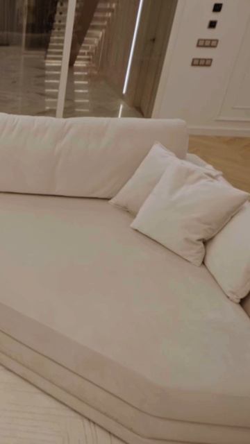 Угловой диван с мягкими скруглениями, выполнен на заказ для проекта в КП «Грибово»