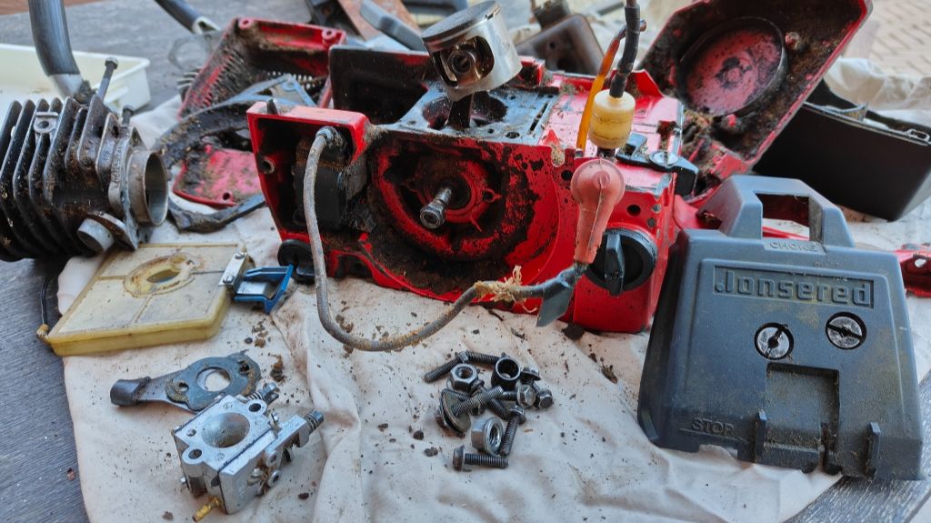 Распаковка посылки с бензопилой Jonsereds 490 в состоянии хлам.