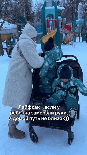 Достаем руки из рукавов и складываем их на животике под комбинезоном  nastina_four мама 4-х