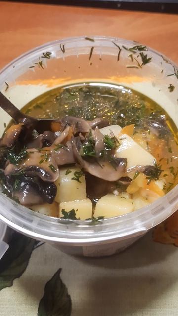 Базовый минимум холостяка. Готовый грибной суп из магазина.