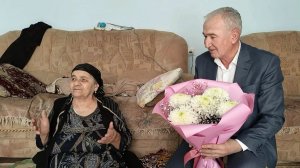 В День работника культуры в Ботлихе поздравили ветерана отрасли