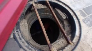 Проблемы с разбитыми канализационными люками на улице Крынина продолжаются