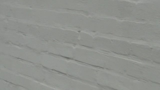 27 марта 2026 года - расширение ранее замазанной трещины под окнами квартир 2 и 1 подъездов