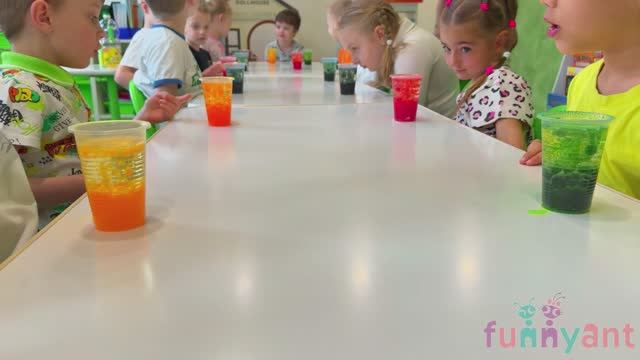 Простой эффектный опыт (вода+масло+краситель+шипучка) для детей старшей группы Funny Ant Malahovka