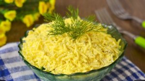 Слоеный салат с картофелем, сыром и яйцами.