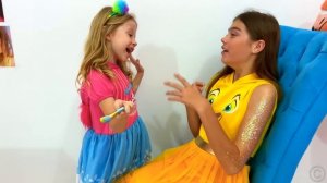 Настя делает аквагрим для конкурса красоты