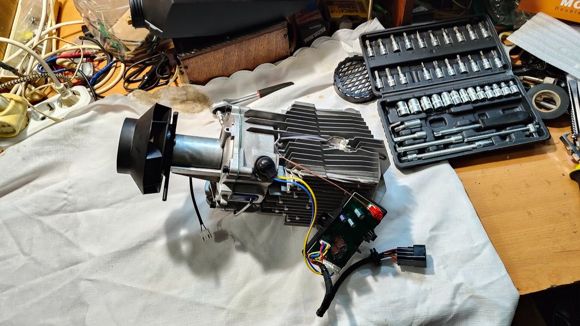 Течет топливо из трубы подачи воздуха для горения Китайской автономки ( фен).