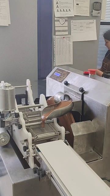 Глазировочная линия JASTIN Frozen Fruit для обливки замороженной ягоды в 2 слоя шоколада.