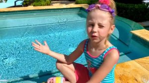 Настя и папа собираются плавать в бассейне