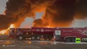 السلطات الكويتية تنشر لقطات لحريق هائل في خزان وقود مطار الكويت الدولي بعد هجوم بمسيرات