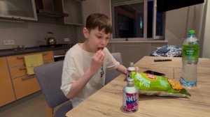 Сидим на новой кухне лопаем чипсы и фанту, пришли  разложить и развесить вещи