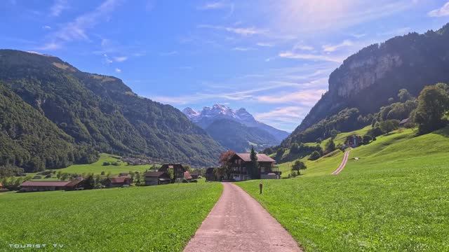 Швейцарские деревенские улочки с мягкой фортепианной атмосферой, 2K