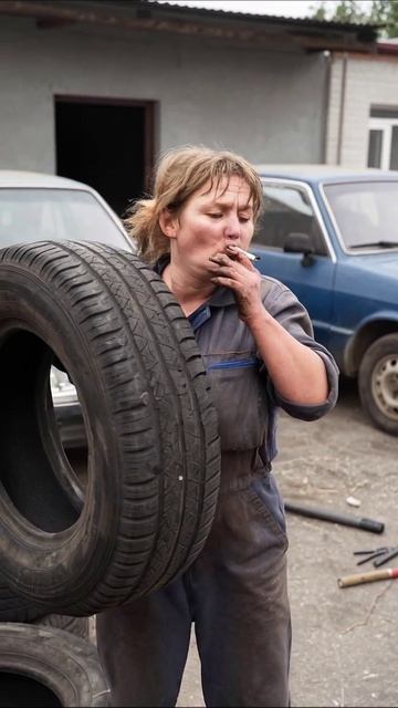 Бремя повседневности: жизнь под тяжестью шин #труд #неудача #жизнь