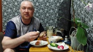 Мукбанг. Варёные яйца с сардельками,  огурцами и редиской.