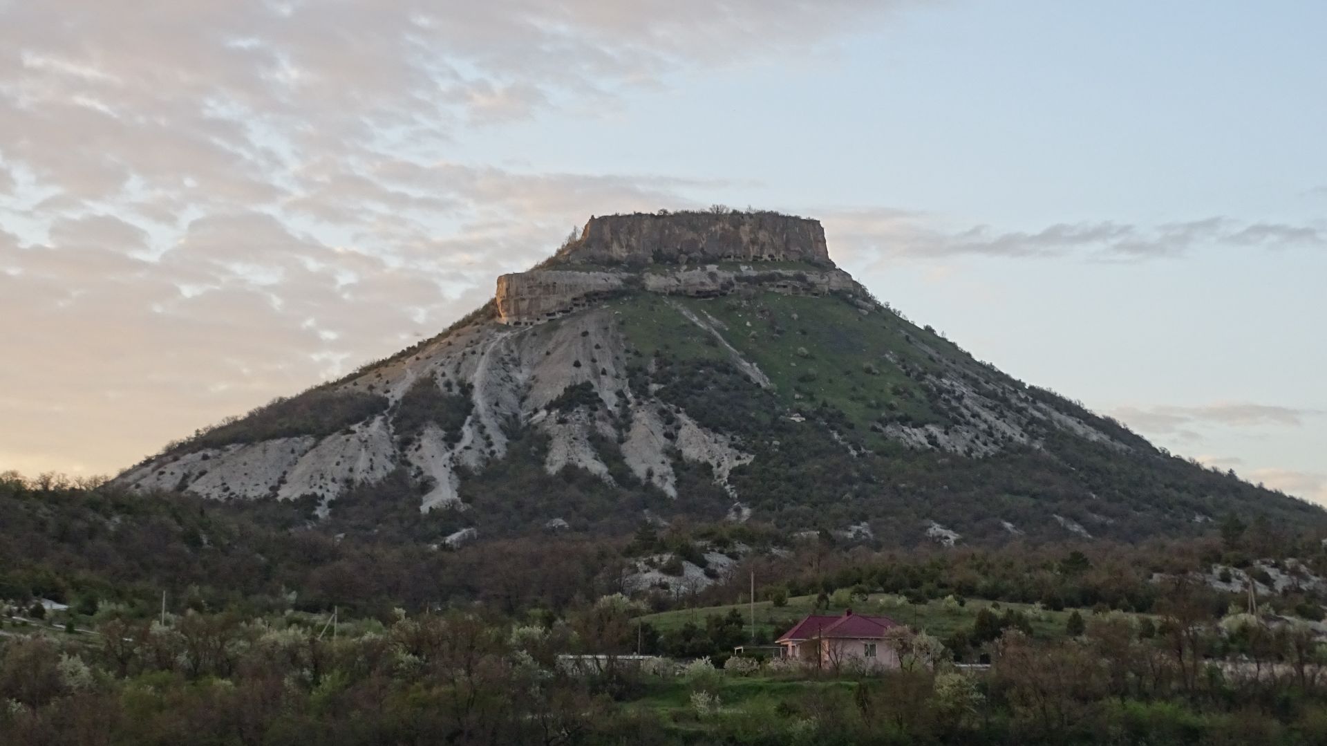На машине по весеннему Крыму. Река Кача. Тепе Кермен.