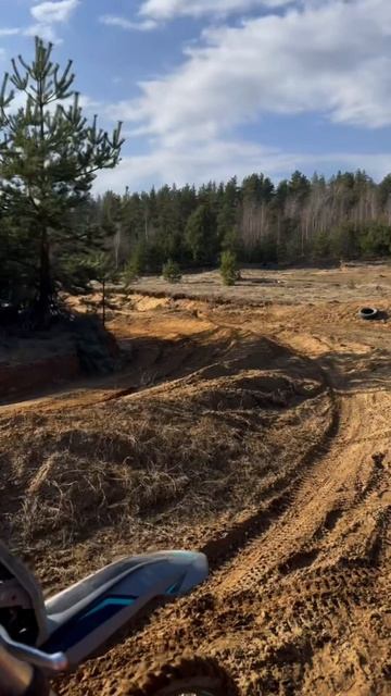 Взяли выходной попрыгать на мотиках)