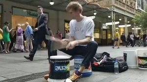 Уличный барабанщик. Путешествуя по Миру.