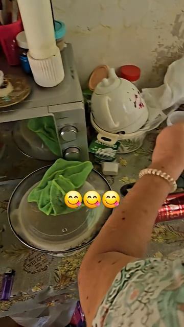 ОБЕД В ЗАБРОШКЕ ПО СОЧИНСКИ  #бомжи #алеуты #катясочи #бездомные #shorts #топ #рекомендации