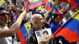 Протестующие собрались у здания суда в Нью-Йорке во время заседания по делу Мадуро