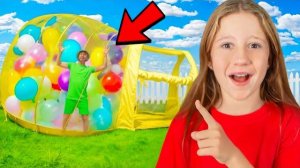 Настя веселится в парке воздушных шаров