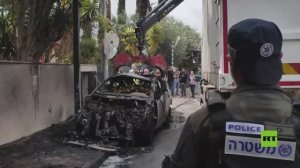 مركبات مدمرة جراء حريق ناجم عن سقوط شظايا صاروخية في وسط إسرائيل