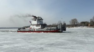 Начали ломать лед: как "Портовый-13" расчищает Волгу