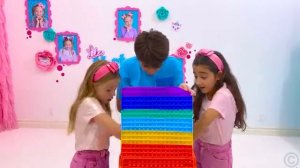 Настя и друзья учатся делиться Pop it челлендж для детей [get.gt]