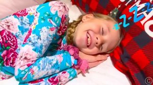 Настя угощает Деда Мороза и загадывает желания [get.gt]