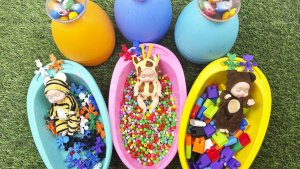 Мультики для девочек. Яркие Ванночки с куклами и конфетками на зеленой траве. Мультики для малышей