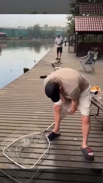 Карпуша смог уйти от неопытного рыболова!)