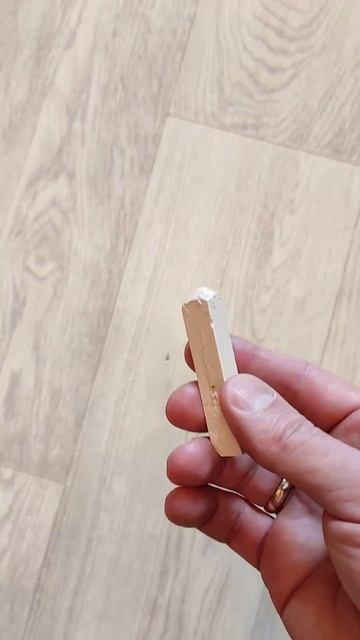 Как заделать дырку в линолеуме за 15 сек Расходы — 100 руб!