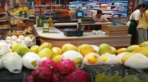 Пляж Ялонг Бэй. Санья. Хвйнань. Цены в магазинах прям на пляже.