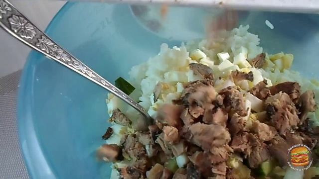 Салат с тунцом рисом и консервированной кукурузой