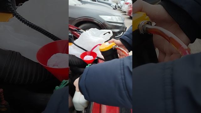 Перелив антифриза из бочка в радиатор при пробитии ГБЦ
