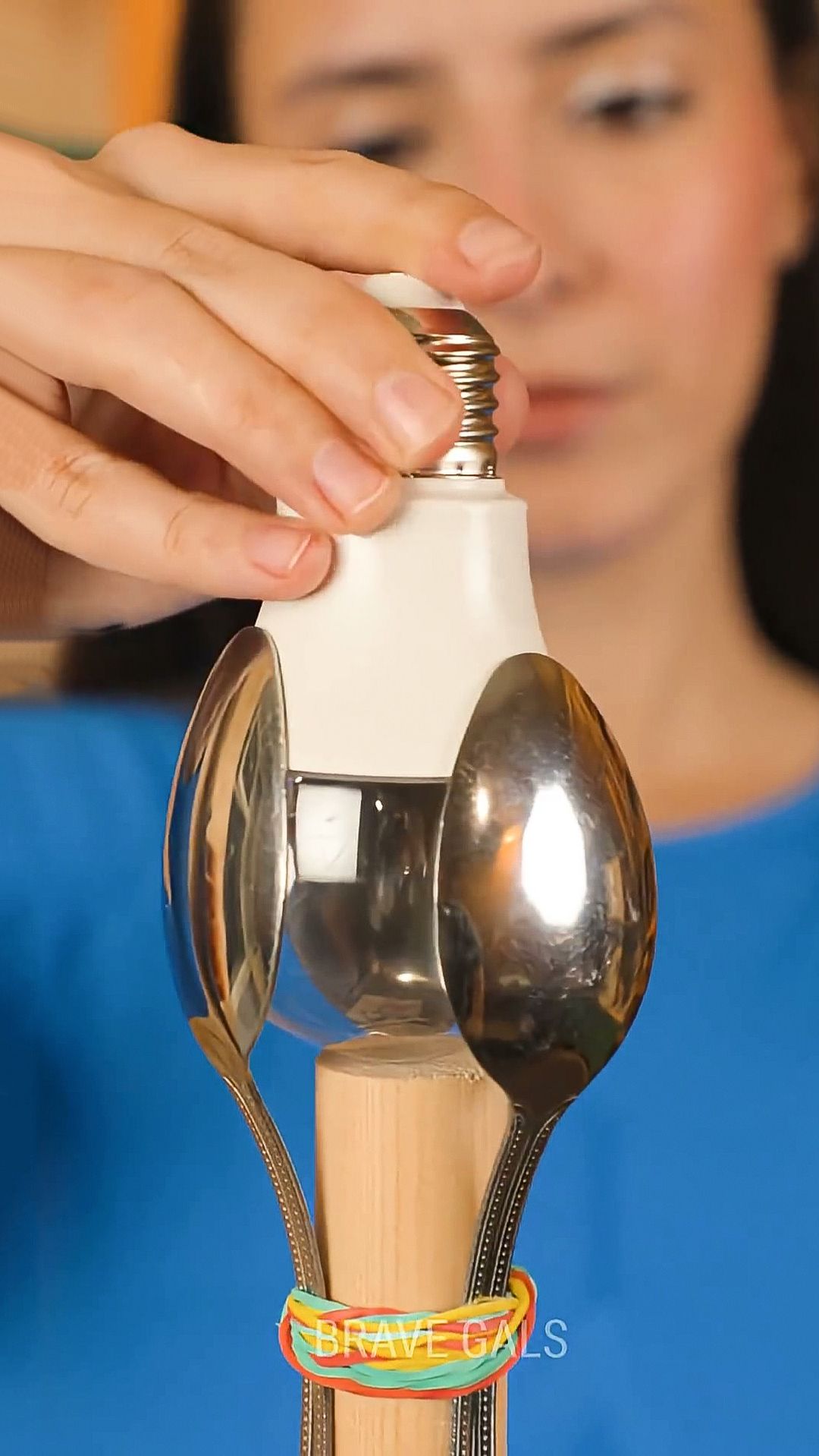 Простой способ установки лампочки в труднодоступном месте!