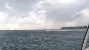 Глисируем на яхте по Чёрному морю в Большом Утрише надебе чудесное светопредставление