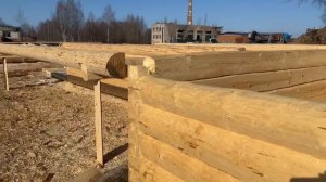 Сруб 6 на 4 метра, к которому с фасада прилегает двухметровая терраса под общей кровлей